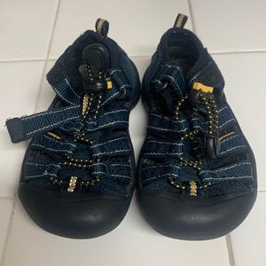 9T Keen water Sandler in gently used, excellent condition. Navy blue